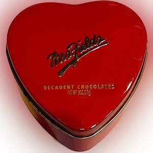 VTG MRS FIELDS DISTRESSED 2OZ HEART VALENTINE 4 CHOCOLATE TIN BOX JEWELRY RING